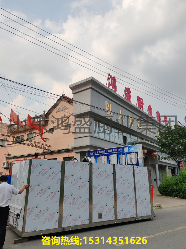 大型食品蒸房是一种用于批量蒸煮食品的设备，广泛应用于食品厂、学校食堂、酒店等场所。